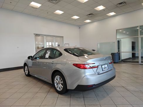 Used 2025 Toyota Camry LE image 5