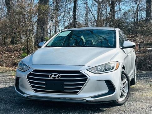 Used 2017 Hyundai Elantra SE image 1