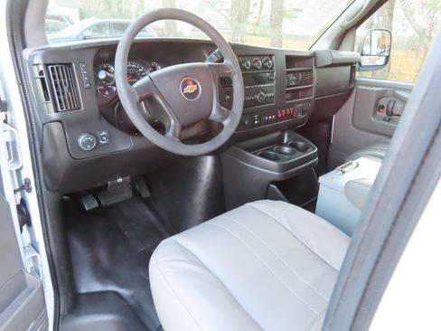Used 2015 Chevrolet Express 2500 image 8