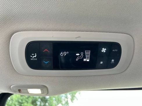 Used 2023 Chrysler Pacifica Limited FWD image 42