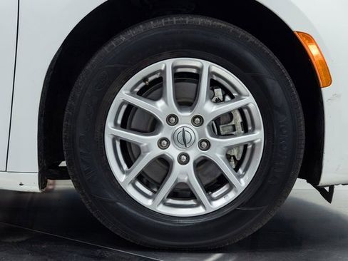 Used 2024 Chrysler Pacifica Touring-L image 29