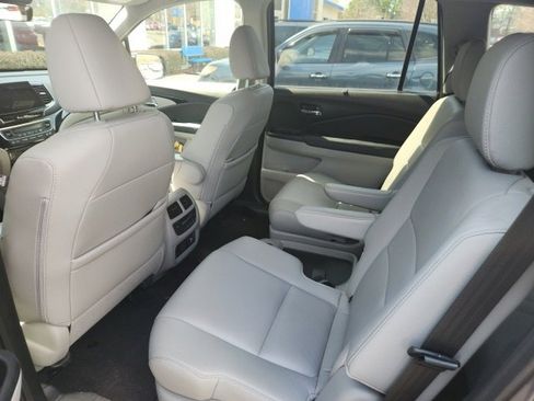 Used 2019 Honda Pilot Touring image 9