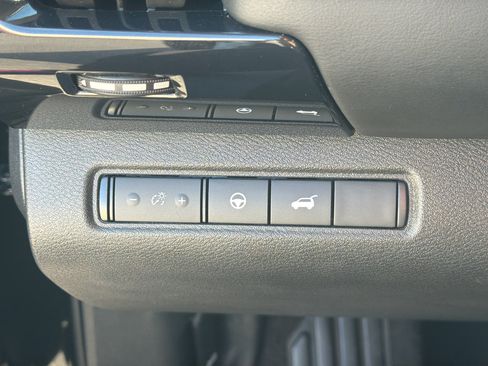Used 2025 Nissan Pathfinder SV AWD/4WD image 12