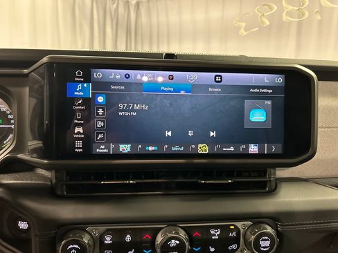 Used 2025 Jeep Wrangler Unlimited Sahara w/ Safety Group AWD/4WD image 17