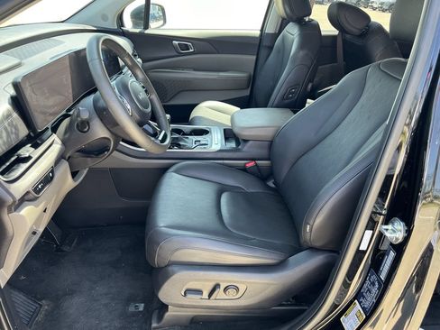 Used 2025 Kia Carnival EX FWD image 5