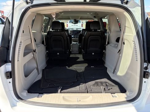 Certified 2023 Chrysler Pacifica Touring-L FWD image 8