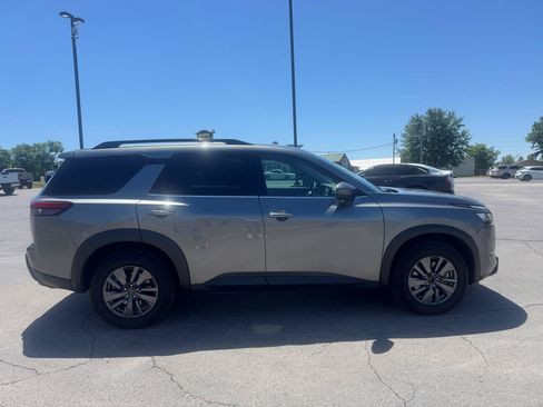 Used 2022 Nissan Pathfinder SV AWD/4WD image 7