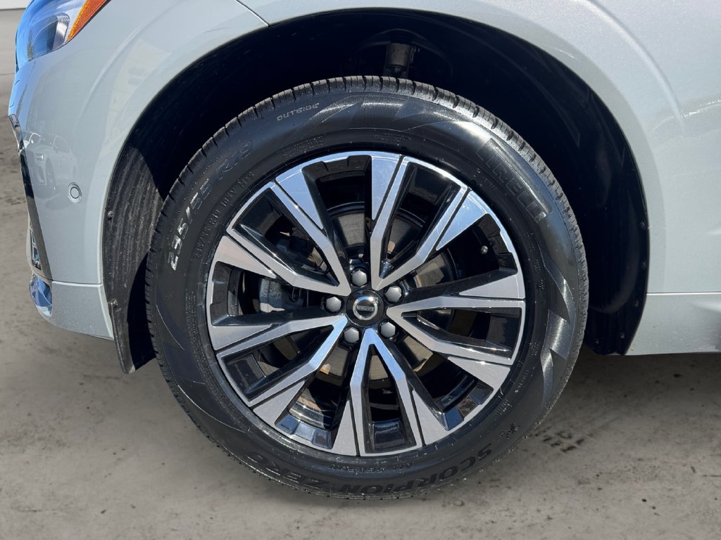 Certified 2024 Volvo XC60 B5 Plus AWD/4WD image 9