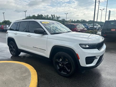 Used 2024 Jeep Grand Cherokee Altitude AWD/4WD image 5