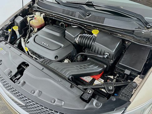 Used 2017 Chrysler Pacifica Touring-L FWD image 29