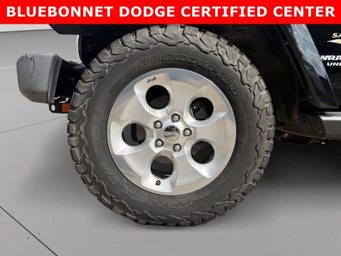 Used 2015 Jeep Wrangler Unlimited Sahara w/ Connectivity Group AWD/4WD image 9