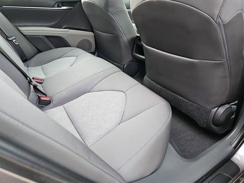 Used 2018 Toyota Camry LE image 11