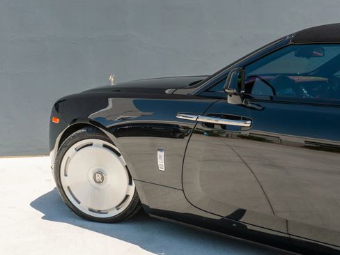 Used 2019 Rolls-Royce Dawn RWD image 57