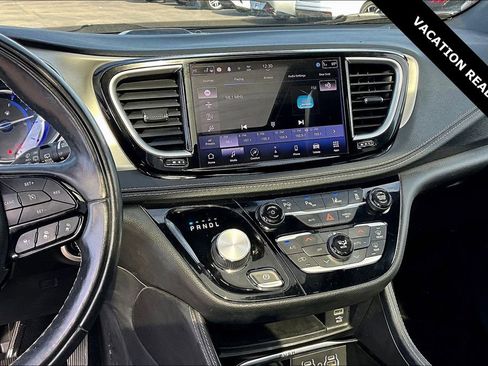 Used 2022 Chrysler Pacifica Limited w/ Uconnect Theater Family Group image 9