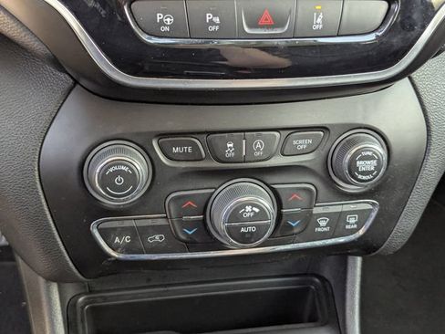 Used 2019 Jeep Cherokee Limited w/ Technology Group FWD image 31