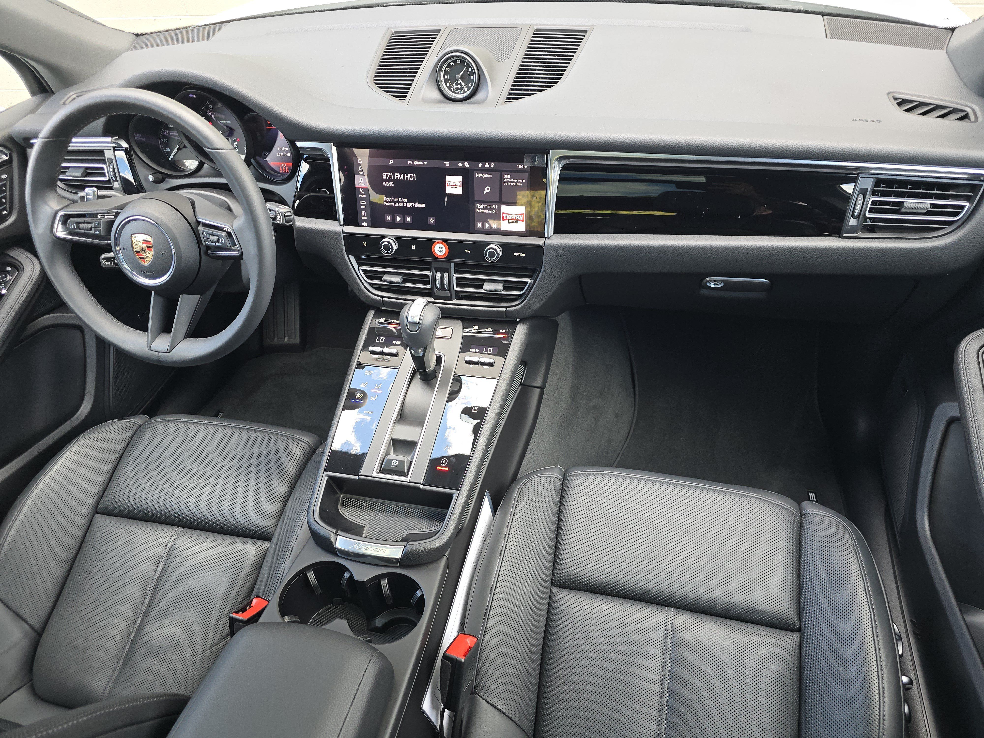 Used 2025 Porsche Macan AWD/4WD image 15