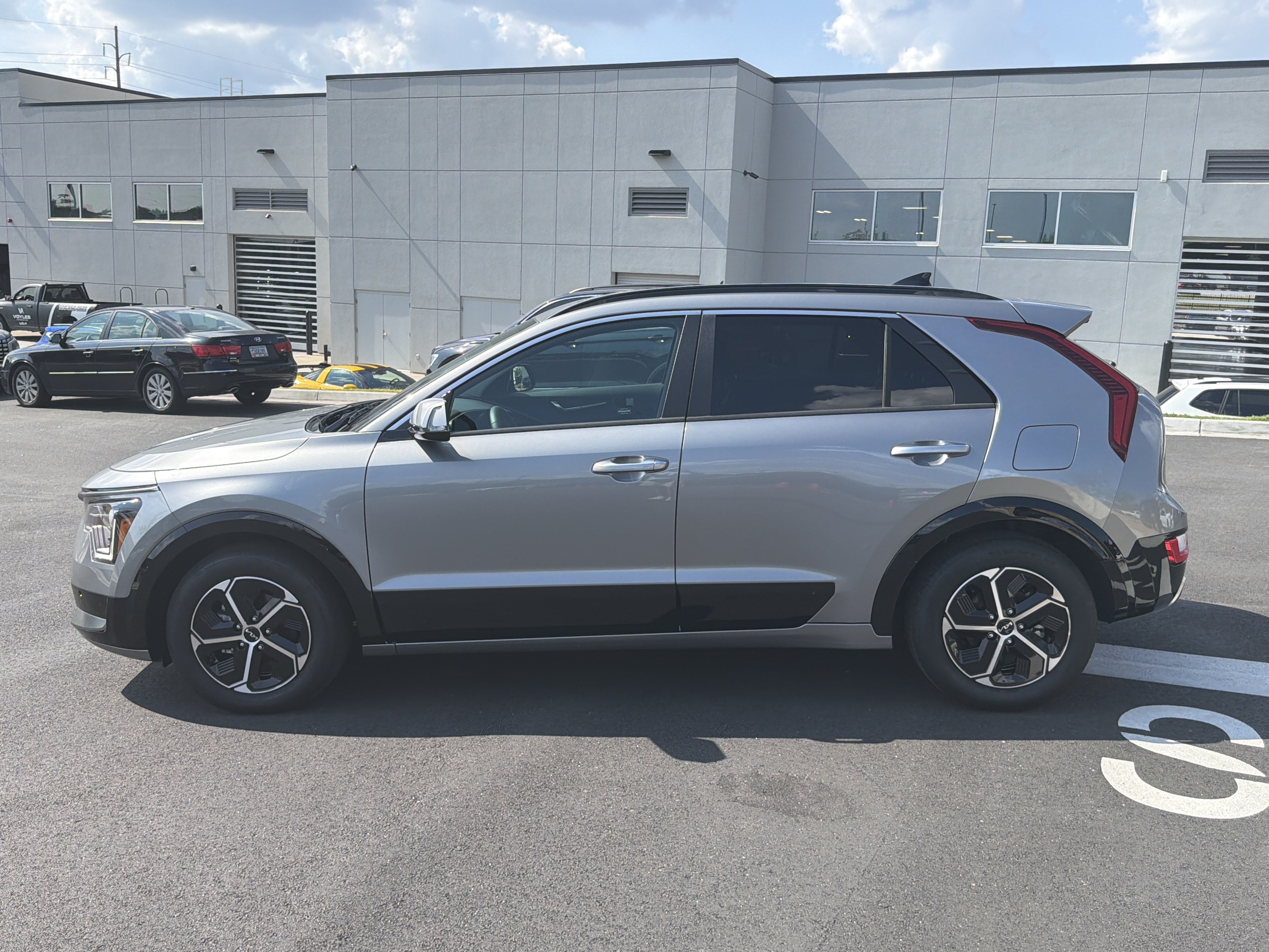 Certified 2025 Kia Niro FWD image 4