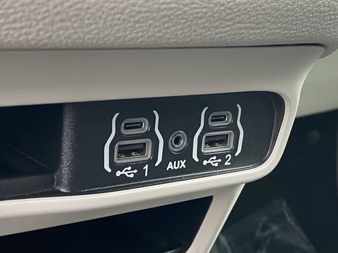 Used 2024 Chrysler Pacifica Select image 23