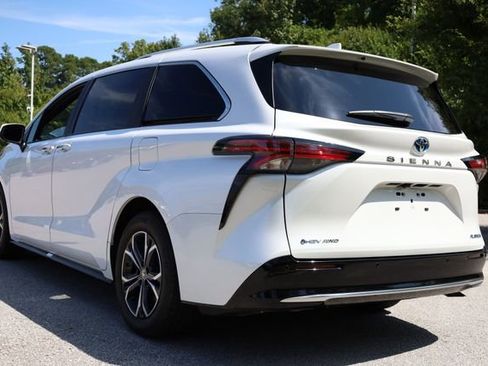 Used 2025 Toyota Sienna Platinum image 3