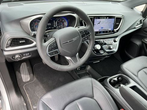 Used 2026 Chrysler Pacifica Select AWD/4WD image 17