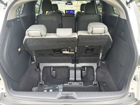 Used 2025 Toyota Sienna XLE w/ XLE Plus Package FWD image 34
