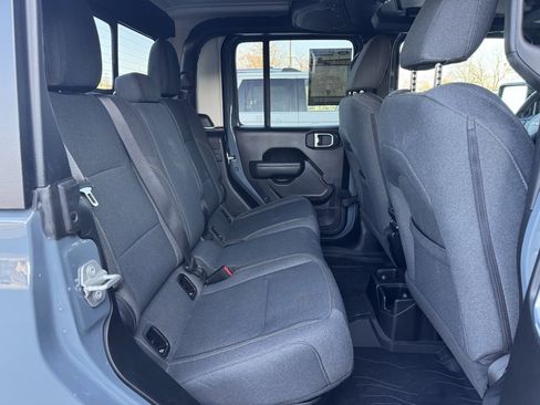 Used 2024 Jeep Gladiator Sport image 18