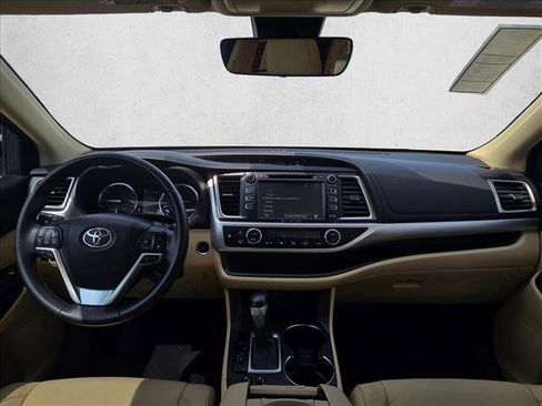 Used 2018 Toyota Highlander XLE FWD image 17