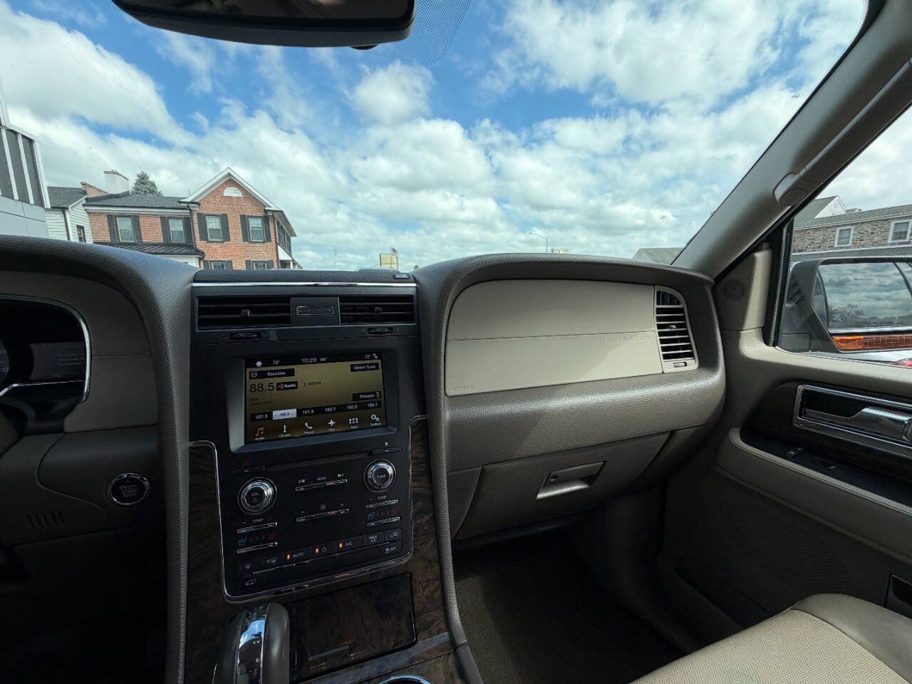 Used 2016 Lincoln Navigator Select RWD image 17