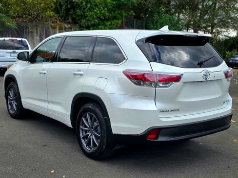 Used 2016 Toyota Highlander LE AWD/4WD image 8