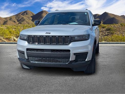 Used 2022 Jeep Grand Cherokee L Laredo RWD image 2