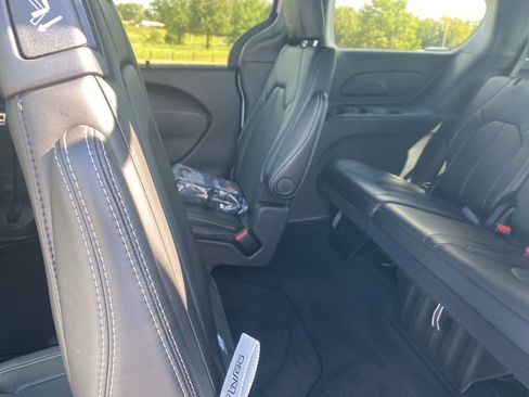 New 2026 Chrysler Pacifica Select image 30
