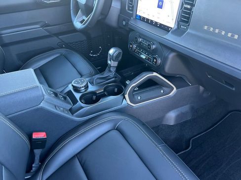 Used 2025 Ford Bronco Badlands image 17