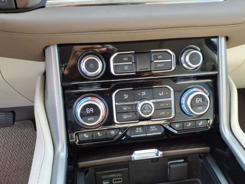 Used 2021 GMC Yukon XL Denali w/ Denali Ultimate Package AWD/4WD image 15