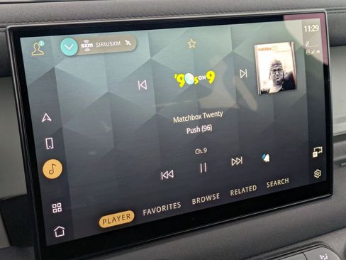 Used 2023 Land Rover Defender 130 X-Dynamic SE image 19