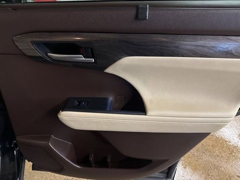 Used 2021 Toyota Highlander Limited image 25