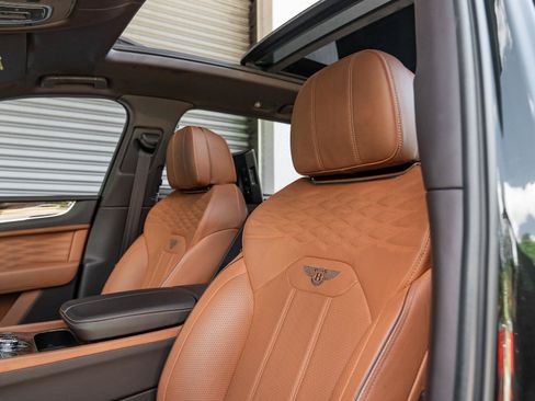 Used 2023 Bentley Bentayga Extended Wheelbase AWD/4WD image 12