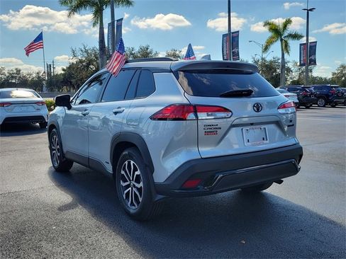 Used 2024 Toyota Corolla Cross SE image 8