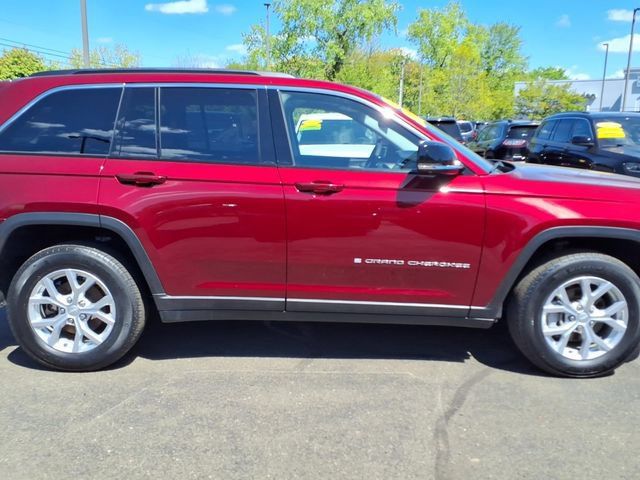 Used 2023 Jeep Grand Cherokee Limited w/ Luxury Tech Group II AWD/4WD image 9