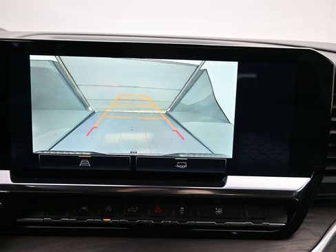 Certified 2025 GMC Sierra 1500 SLT image 17