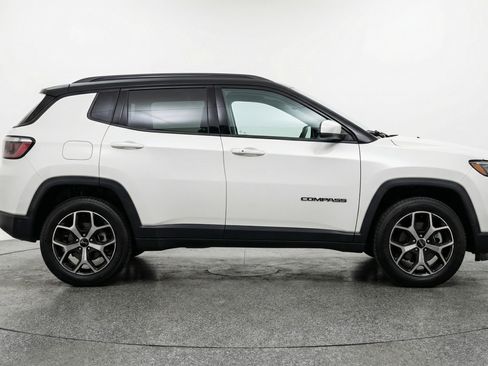 Used 2025 Jeep Compass Limited image 11
