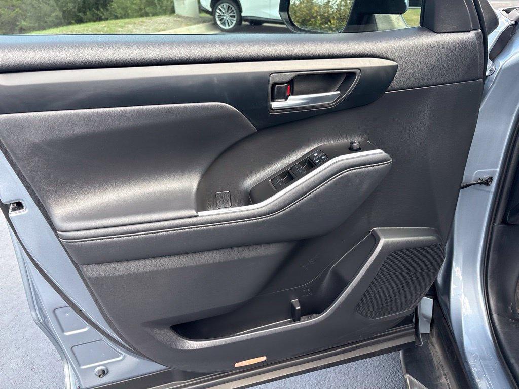 Used 2020 Toyota Highlander XLE FWD image 12