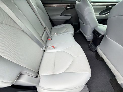 Used 2023 Toyota Highlander Limited FWD image 31