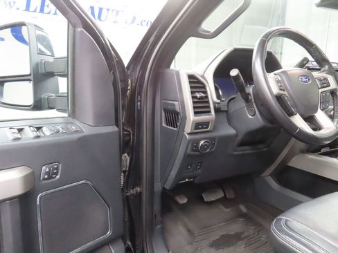 Used 2022 Ford F250 Lariat w/ Black Appearance Pkg AWD/4WD image 53
