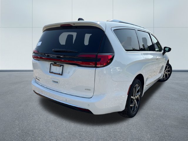 New 2027 Chrysler Pacifica Pinnacle w/ Theater Group AWD/4WD image 4