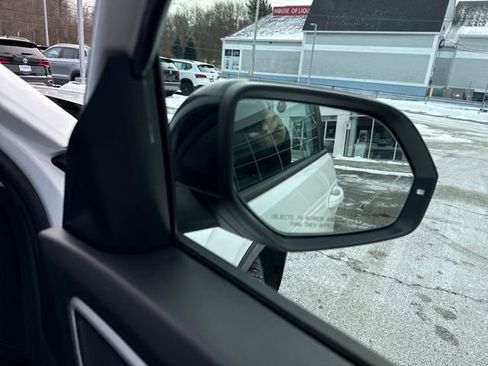 Certified 2022 Volkswagen Atlas SEL R-Line image 38