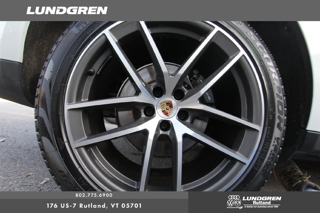Used 2025 Porsche Macan AWD/4WD image 31