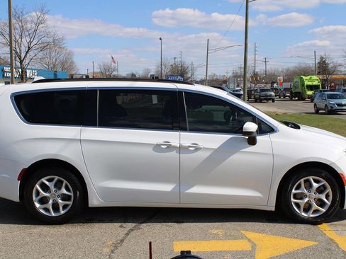 Used 2017 Chrysler Pacifica Touring Plus w/ Tire & Wheel Group image 12