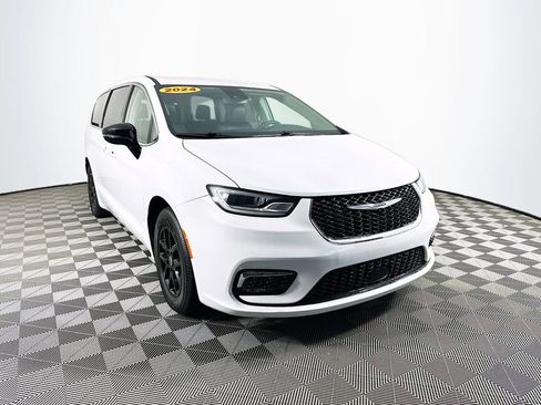 Certified 2024 Chrysler Pacifica Touring-L image 2