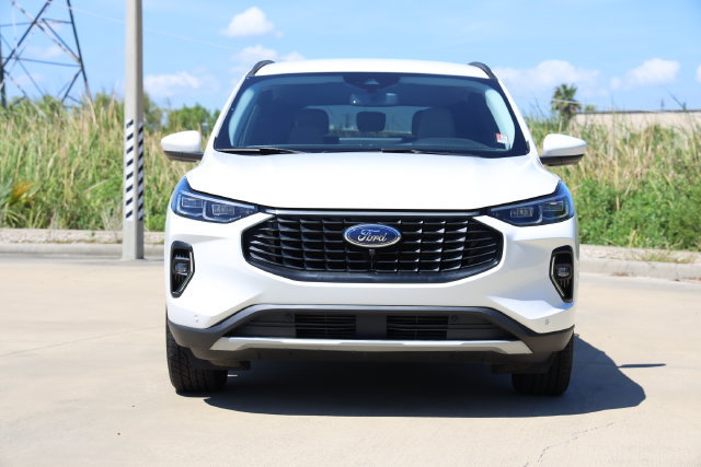 Used 2023 Ford Escape Platinum w/ Class II Trailer Tow Package AWD/4WD image 2