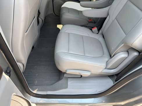 Used 2023 GMC Acadia SLT w/ Preferred Package image 21